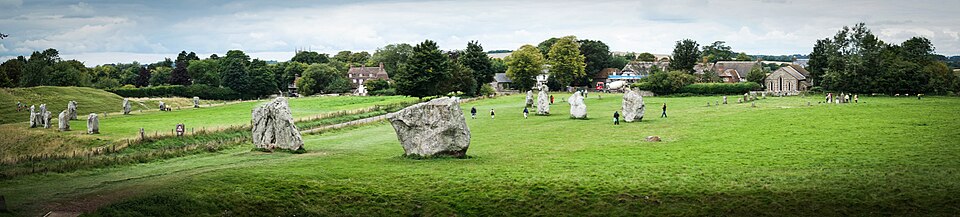 Panorama kruga menhira u Aveburyju 2015.
