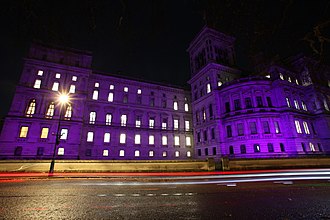 Ured za vanjske poslove i poslove država Commonwealtha zasvijetlio je u ljubičastoj boji u čast Međunarodnog dana osoba s invaliditetom, 2018. godine