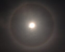 22° halo oko Mjeseca.